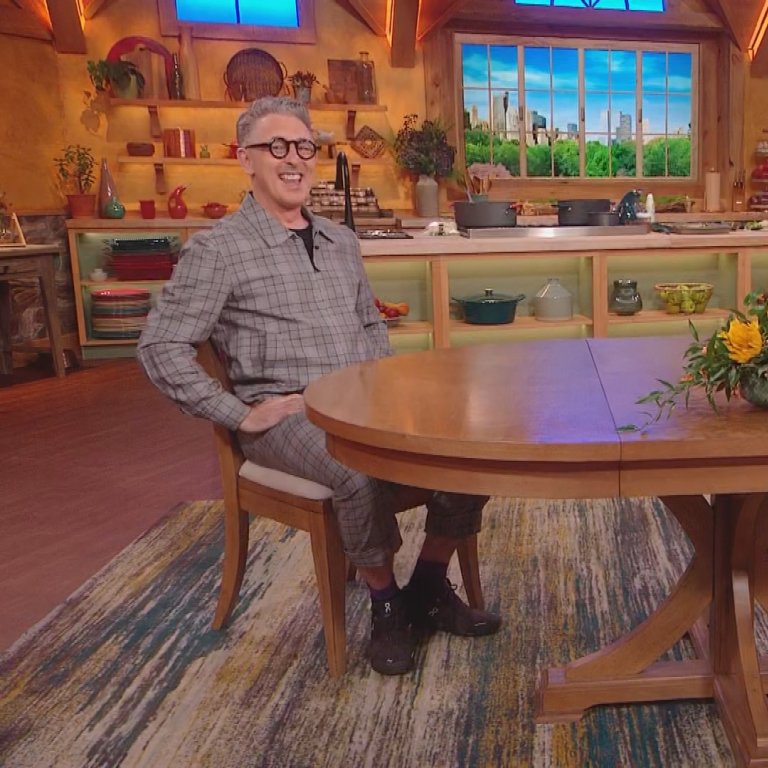 Alan Cummings visits the Rachael Ray Show.