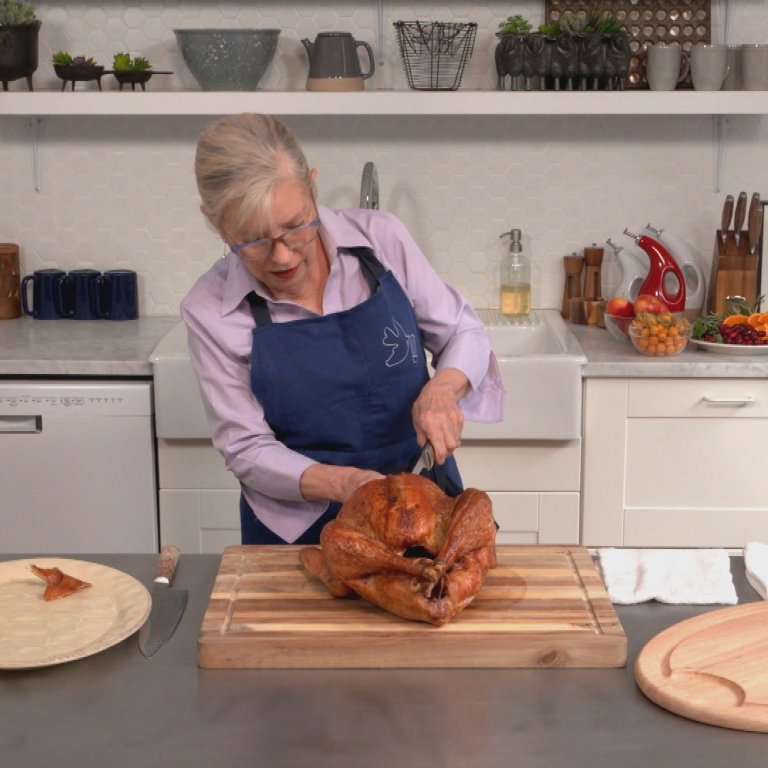 Sara Moulton shows us how to carve the perfect Thanksgiving turkey.