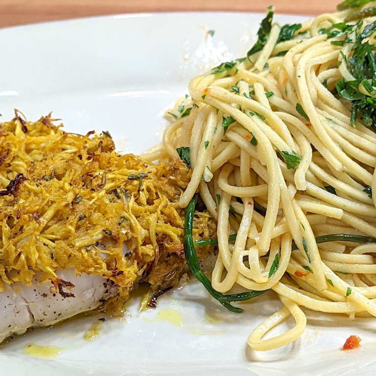 Crispy Fennel-Topped Fish with Garlic and Oil Spaghetti 