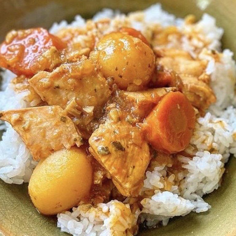 Pollo Guisado (Puerto Rican Chicken Stew) 