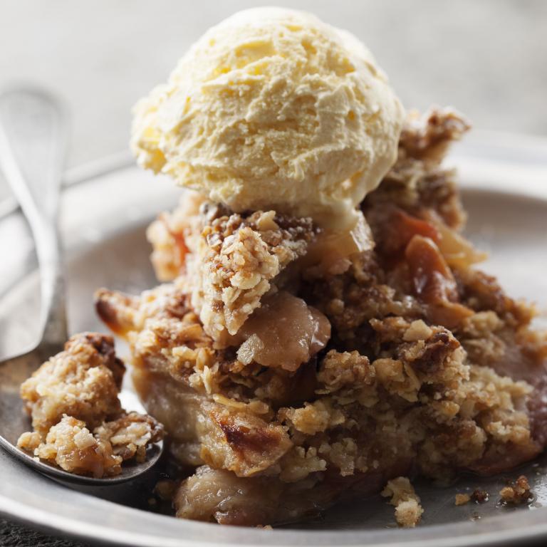 apple cobbler with ice cream